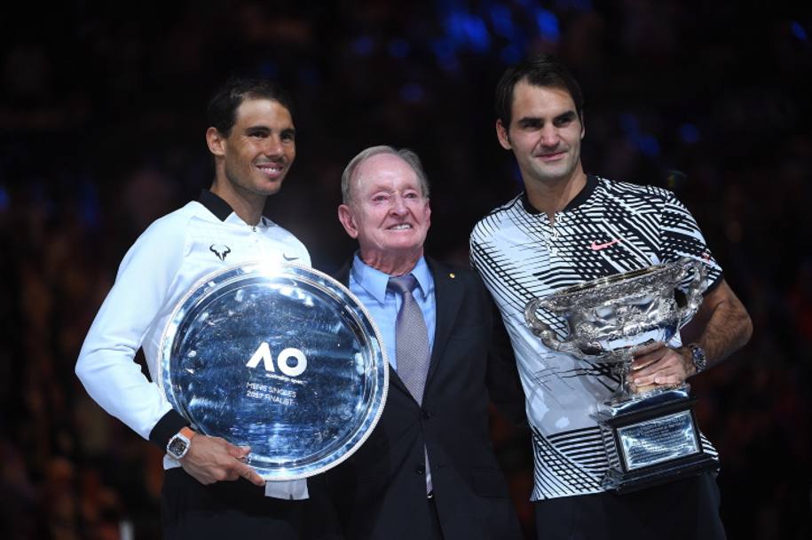 La finale di Melbourne vinta da Federer  (destra) su Nadal  l&#39;ultimo atto del grande romanzo scritto da due leggende del proprio sport che il destino ha voluto rivali... Al centro con loro un altro mito delle racchette, Rod Laver